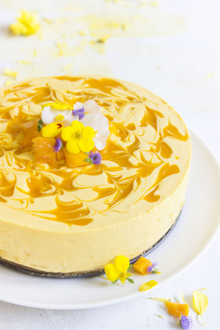 No-Bake Mango Cheesecake - this refreshing summer dessert is packed with mangoes and doesn't require any baking. #hotchocolatehits #mango #nobake