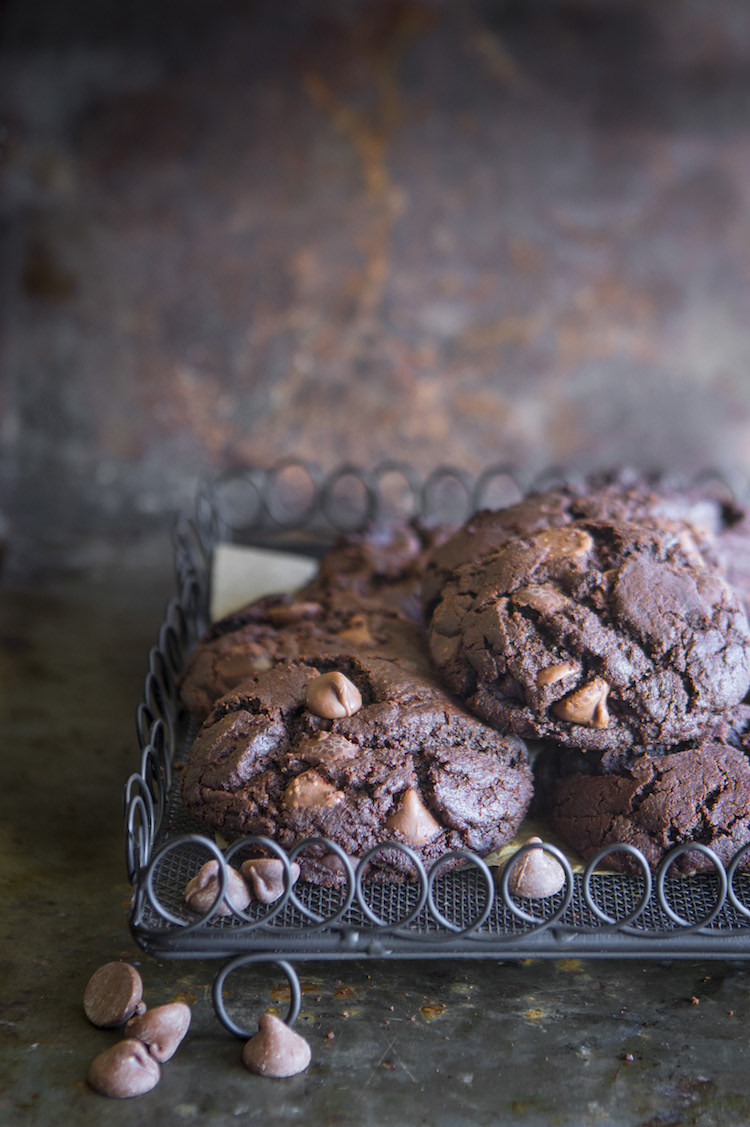 This recipe for extreme chocolate chocolate chip cookies is bound to please any chocolate lover. Recipe by @hotchocolatehits