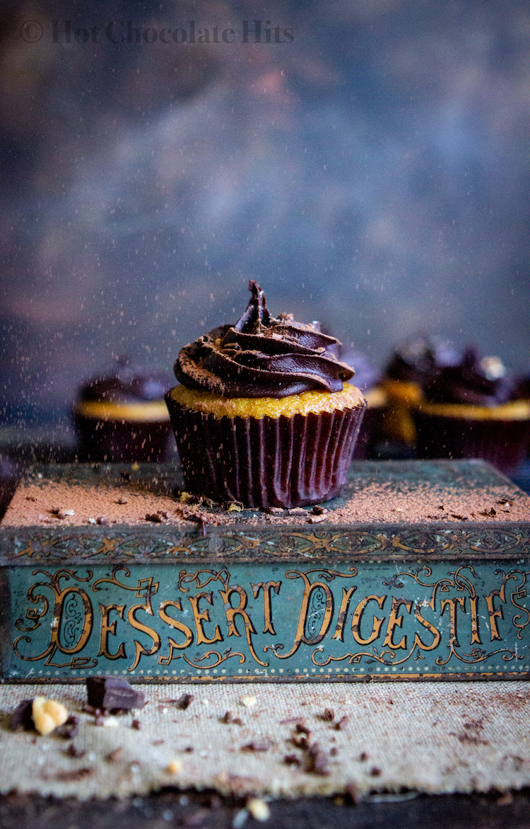 Luchtige vanille cupcakes afgetopt met chocolade botercrème.
