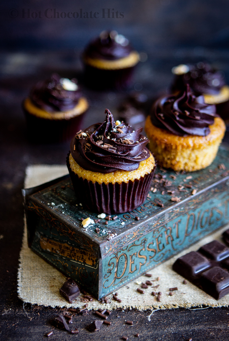 Luchtige vanille cupcakes afgetopt met chocolade botercrème.